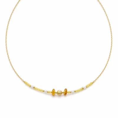 colar dourado com pérolas e contas amarelas, A — Trio Âmbar e Esfera Texturada, em fundo branco, referencia 85182-03