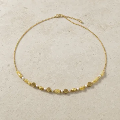 colar dourado com pérolas e contas amarelas, B — Contas Mel, Marfim e Dourado, em pedra clara de tom quente, referencia 85182-03