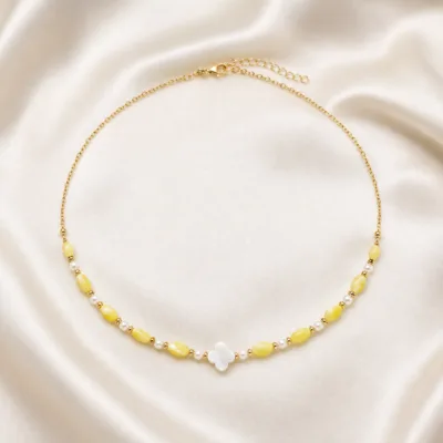 colar dourado com pérolas e contas amarelas, C — Flor Marfim e Contas Limão, em cetim marfim, referencia 85182-03