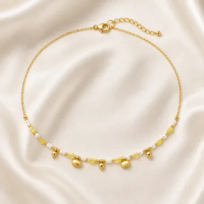 colar dourado com pérolas e contas amarelas, D — Cinco Pingentes Dourados, em cetim marfim, referencia 85182-03