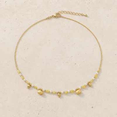 colar dourado com pérolas e contas amarelas, D — Cinco Pingentes Dourados, em pedra clara de tom quente, referencia 85182-03