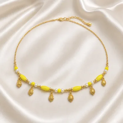 colar dourado com pérolas e contas amarelas, F — Seis Amuletos e Contas Limão, em cetim marfim, referencia 85182-03