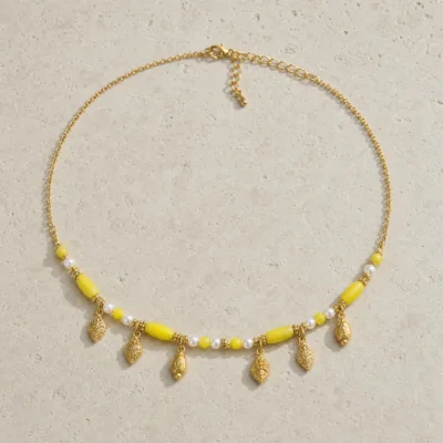 colar dourado com pérolas e contas amarelas, F — Seis Amuletos e Contas Limão, em pedra clara de tom quente, referencia 85182-03