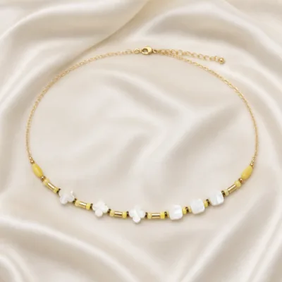 colar dourado com pérolas e contas amarelas, G — Flores e Quadrados Marfim, em cetim marfim, referencia 85182-03
