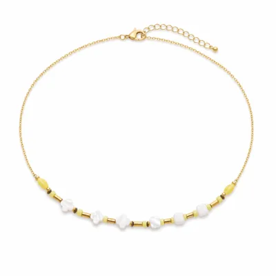 colar dourado com pérolas e contas amarelas, G — Flores e Quadrados Marfim, em fundo branco, referencia 85182-03