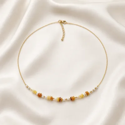 colar dourado com pérolas e contas amarelas, I — Fragmentos Mel e Caramelo, em cetim marfim, referencia 85182-03