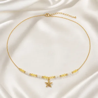 colar dourado com pérolas e contas amarelas, J — Estrela-do-Mar Dourada, em cetim marfim, referencia 85182-03