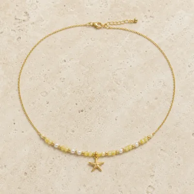colar dourado com pérolas e contas amarelas, J — Estrela-do-Mar Dourada, em pedra clara de tom quente, referencia 85182-03