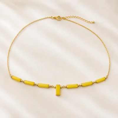 colar dourado com pérolas e contas amarelas, K — Sete Barras Limão, em cetim marfim, referencia 85182-03