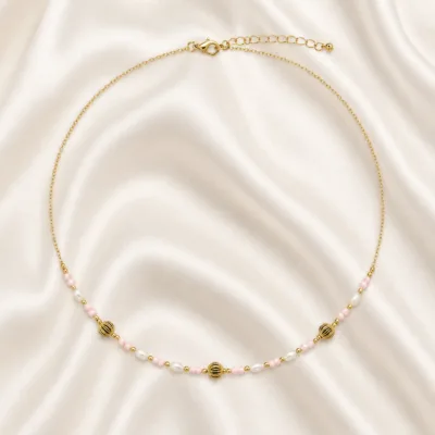 colar dourado rosa 12 modelos opção B Três Esferas Douradas em cetim marfim