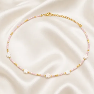 colar dourado rosa 12 modelos opção G Flores Brancas e Tubos Dourados em cetim marfim
