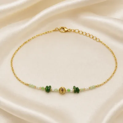 colar dourado verde com pérolas e amuletos, A — Rosa Dourada e Folhas Verdes, em cetim marfim, referencia 85182-05