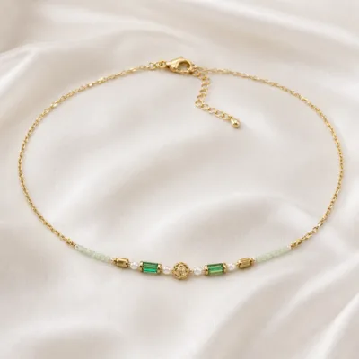 colar dourado verde com pérolas e amuletos, B — Tubos Verdes e Esfera Dourada, em cetim marfim, referencia 85182-05
