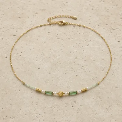 colar dourado verde com pérolas e amuletos, B — Tubos Verdes e Esfera Dourada, em pedra clara de tom quente, referencia 85182-05
