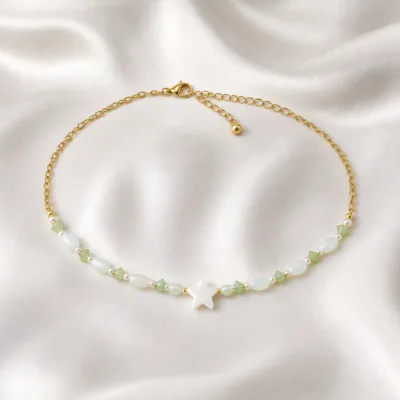 colar dourado verde com pérolas e amuletos, C — Estrela Marfim Central, em cetim marfim, referencia 85182-05