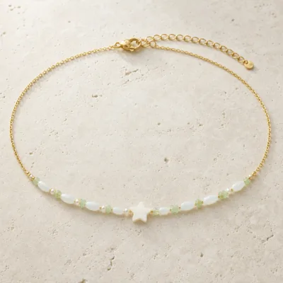 colar dourado verde com pérolas e amuletos, C — Estrela Marfim Central, em pedra clara de tom quente, referencia 85182-05