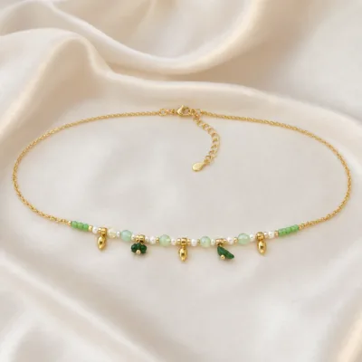 colar dourado verde com pérolas e amuletos, D — Gotas Douradas e Folhagem Verde, em cetim marfim, referencia 85182-05