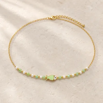colar dourado verde com pérolas e amuletos, E — Peixe Verde Central, em pedra clara de tom quente, referencia 85182-05