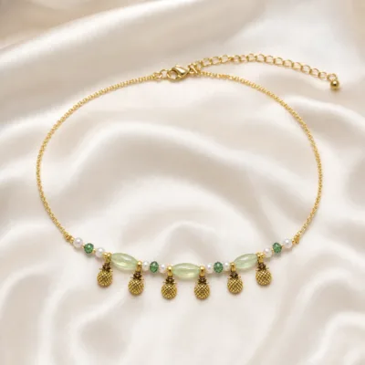 colar dourado verde com pérolas e amuletos, F — Seis Pinhas Douradas, em cetim marfim, referencia 85182-05