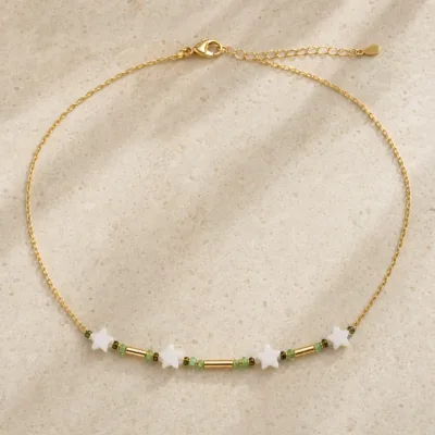 colar dourado verde com pérolas e amuletos, G — Estrelas Marfim e Tubos Dourados, em pedra clara de tom quente, referencia 85182-05