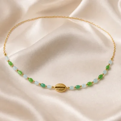 colar dourado verde com pérolas e amuletos, H — Búzio Dourado com Contas Verdes, em cetim marfim, referencia 85182-05