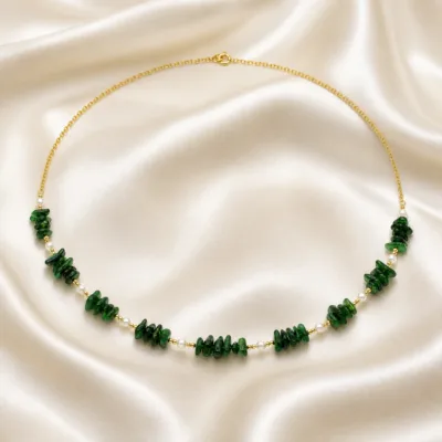colar dourado verde com pérolas e amuletos, I — Pedra Verde Natural e Pérolas, em cetim marfim, referencia 85182-05