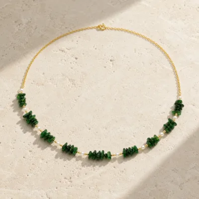 colar dourado verde com pérolas e amuletos, I — Pedra Verde Natural e Pérolas, em pedra clara de tom quente, referencia 85182-05