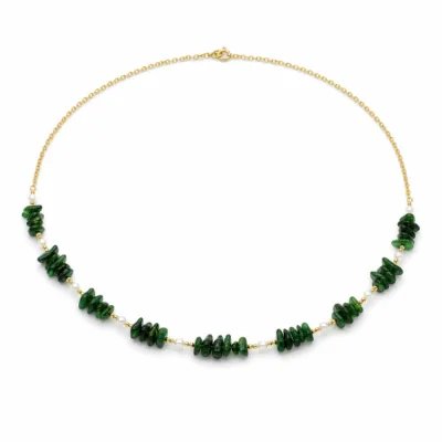 colar dourado verde com pérolas e amuletos, I — Pedra Verde Natural e Pérolas, em fundo branco, referencia 85182-05