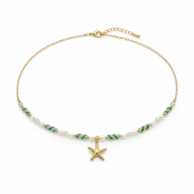 colar dourado verde com pérolas e amuletos, J — Estrela-do-Mar e Contas Listradas, em fundo branco, referencia 85182-05