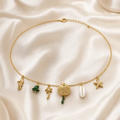 colar dourado verde com pérolas e amuletos, L — Seis Amuletos Costeiros, em cetim marfim, referencia 85182-05