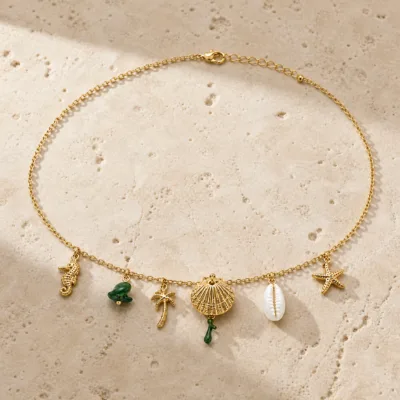 colar dourado verde com pérolas e amuletos, L — Seis Amuletos Costeiros, em pedra clara de tom quente, referencia 85182-05