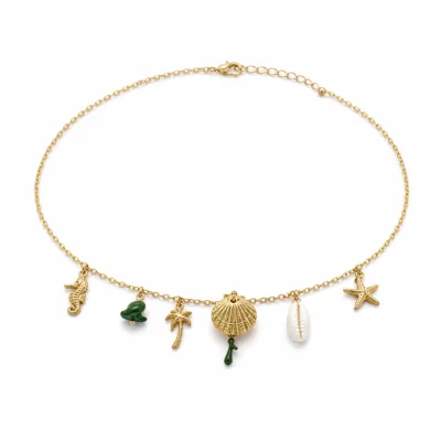 colar dourado verde com pérolas e amuletos, L — Seis Amuletos Costeiros, em fundo branco, referencia 85182-05