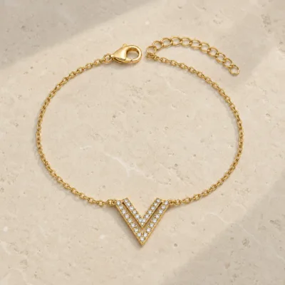 pulseira com duplo V dourado em pedra clara de tom quente, referência 85203-03