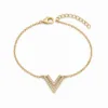 pulseira com duplo V dourado em fundo branco, referência 85203-03