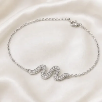 pulseira com ondas de cristais prateado em cetim marfim, referência 85203-06