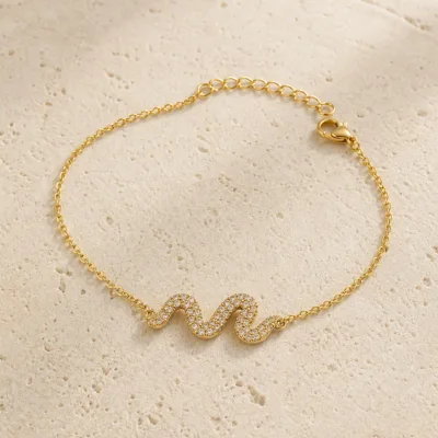 pulseira com ondas de cristais dourado em pedra clara de tom quente, referência 85203-06
