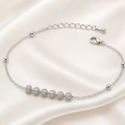 pulseira com seis contas de cristais prateado em cetim marfim, referência 85203-07