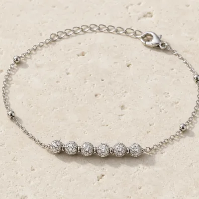 pulseira com seis contas de cristais prateado em pedra clara de tom quente, referência 85203-07