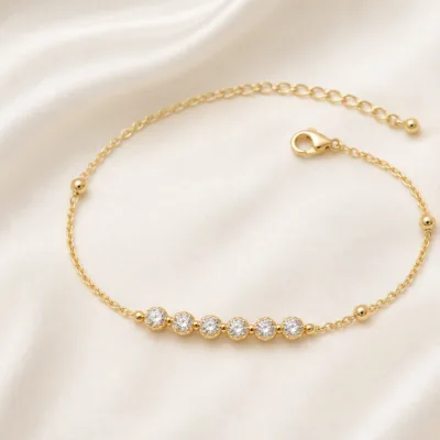 pulseira com seis contas de cristais dourado em cetim marfim, referência 85203-07