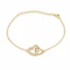 pulseira com corações entrelaçados dourada em fundo branco, referência 85203-09