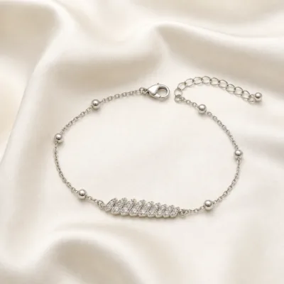 pulseira com folha de cristais prateado em cetim marfim, referência 85203-10