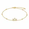 pulseira com coroa de cristais dourado em fundo branco, referência 85203-12