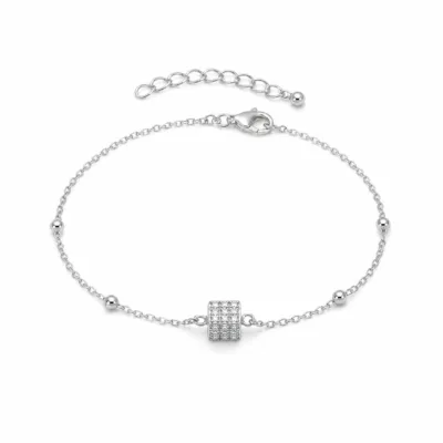 pulseira com cubo de cristais prateado em fundo branco, referência 85204-12