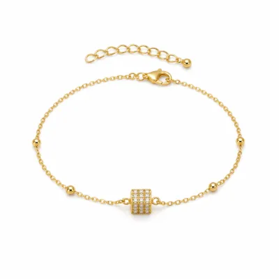 pulseira com cubo de cristais dourado em fundo branco, referência 85204-12