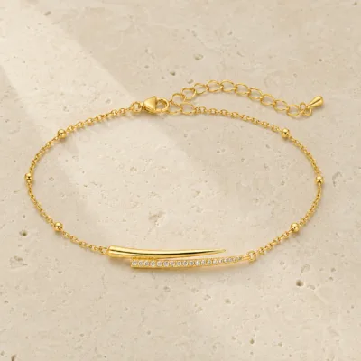 pulseira com barras assimétricas dourado em pedra clara de tom quente, referência 85204-13