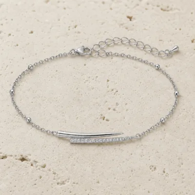 pulseira com barras assimétricas prateado em pedra clara de tom quente, referência 85204-13