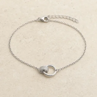 pulseira com dois círculos entrelaçados prateado em pedra clara de tom quente, referência 85204-17