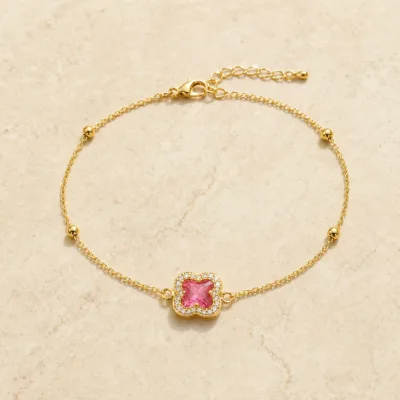 pulseira com trevo rosa de cristais dourado em pedra clara de tom quente, referência 85204-18