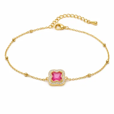 pulseira com trevo rosa de cristais dourado em fundo branco, referência 85204-18