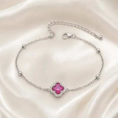 pulseira com trevo rosa de cristais prateado em cetim marfim, referência 85204-18